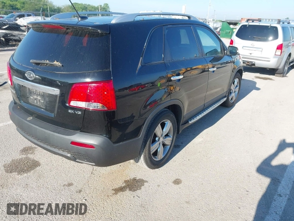 2013 Kia Sorento EX with VIN 5XYKU4A27DG326480, listed as a IAAI auction lot 42207960 with 165,377 mi miles and . Bid and sale history available at carsss.com. Image 4.