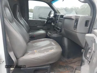 2007 Chevrolet City Express Cargo z VIN 1GCFG15ZX71236419, wystawiony jako IAAI lot #40734333 z przebiegiem 234 948 mil mil oraz . Historia ofert i sprzedaży dostępna na DreamBid. Obrazek 5.