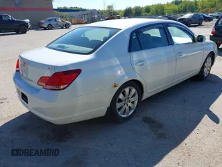 2007 Toyota Avalon XL z VIN 4T1BK36B07U220489, wystawiony jako IAAI lot #42332158 z przebiegiem 157 534 mil mil oraz . Historia ofert i sprzedaży dostępna na DreamBid. Obrazek 4.