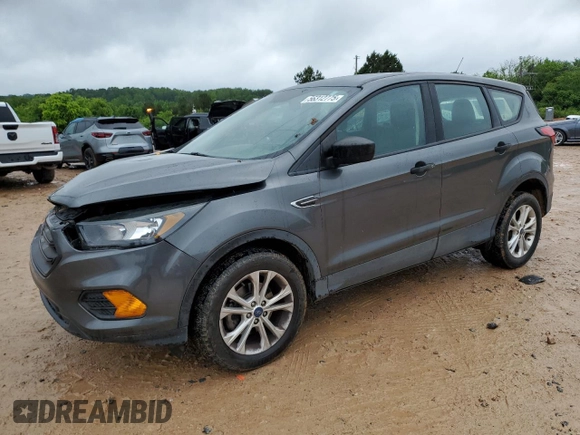 2019 Ford Escape S z VIN 1FMCU0F75KUA87696, wystawiony jako Copart lot #56312775 z przebiegiem 84 472 mil mil oraz Szkoda całkowita • Salvage title. Historia ofert i sprzedaży dostępna na DreamBid. Obrazek 1.