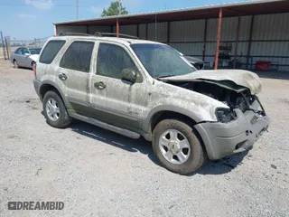 2001 Ford Escape XLT with VIN 1FMYU03171KA35485, listed as a IAAI auction lot 42052581 with 242,653 mi miles. Bid and sale history available at carsss.com. Image 1.