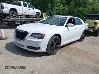 2014 Chrysler 300 S z VIN 2C3CCAGG4EH297391, wystawiony jako IAAI lot #42207431 z przebiegiem 106 571 mil mil oraz . Historia ofert i sprzedaży dostępna na DreamBid. Obrazek 2.