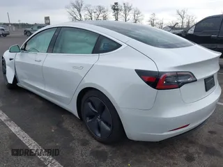 2020 Tesla Model 3 Standard Range Plus z VIN 5YJ3E1EA3LF590450, wystawiony jako IAAI lot #42026296 z przebiegiem 68 242 mil mil oraz . Historia ofert i sprzedaży dostępna na DreamBid. Obrazek 3.