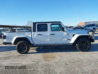 2023 Jeep Gladiator Willys z VIN 1C6HJTAGXPL528674, wystawiony jako IAAI lot #41376339 z przebiegiem 7 102 mil mil oraz . Historia ofert i sprzedaży dostępna na DreamBid. Obrazek 6.