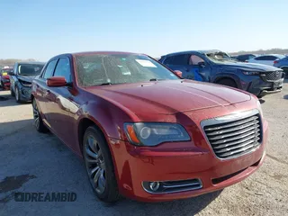 2014 Chrysler 300 S z VIN 2C3CCABG1EH331116, wystawiony jako IAAI lot #41831439 z przebiegiem 125 117 mil mil oraz . Historia ofert i sprzedaży dostępna na DreamBid. Obrazek 1.