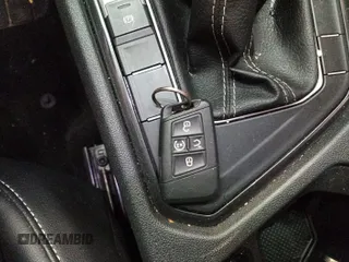 2024 Volkswagen Tiguan SE z VIN 3VV3B7AX0RM082514, wystawiony jako IAAI lot #42796136 z przebiegiem 27 247 mil mil oraz . Historia ofert i sprzedaży dostępna na DreamBid. Obrazek 33.