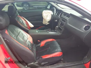 2013 Ford Mustang V6 z VIN 1ZVBP8EM4D5221864, wystawiony jako IAAI lot #42525497 z przebiegiem 130 482 mil mil oraz . Historia ofert i sprzedaży dostępna na DreamBid. Obrazek 5.