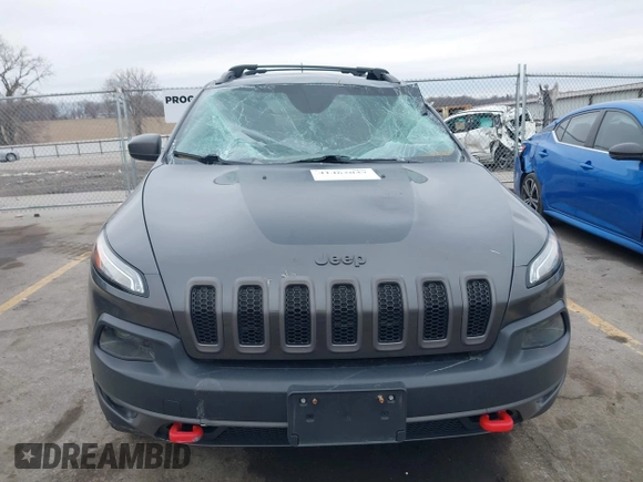 2015 Jeep Cherokee Trailhawk with VIN 1C4PJMBS0FW668730, listed as a IAAI auction lot 41462037 with 83,454 mi miles. Bid and sale history available at carsss.com. Image 12.