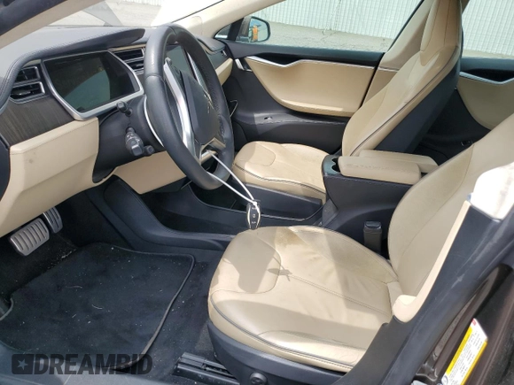 2013 Tesla Model S Performance z VIN 5YJSA1DP0DFP18285, wystawiony jako Copart lot #58437215 z przebiegiem 130 059 mil mil oraz Czysty tytuł • Clean title. Historia ofert i sprzedaży dostępna na DreamBid. Obrazek 7.