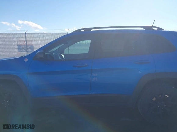 2018 Jeep Cherokee Trailhawk with VIN 1C4PJMBB2JD529977, listed as a IAAI auction lot 40888811 with 112,937 mi miles. Bid and sale history available at carsss.com. Image 15.