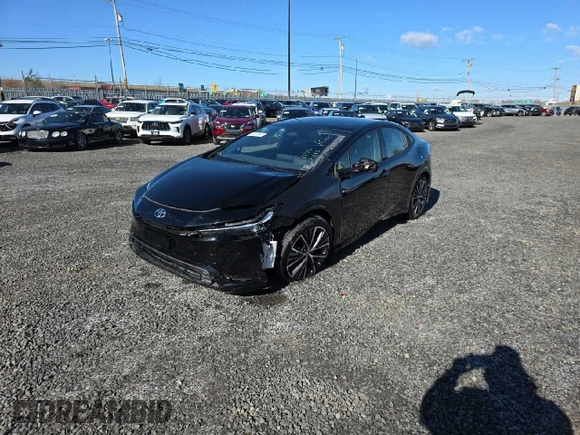 2023 Toyota Prius LE z VIN JTDADABU7P3002593, wystawiony jako Copart lot #48176675 z przebiegiem 10 726 mil mil oraz Szkoda całkowita • Salvage title. Historia ofert i sprzedaży dostępna na DreamBid. Obrazek 1.