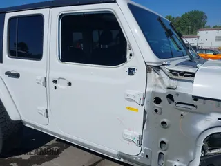2018 Jeep Wrangler Unlimited Sahara z VIN 1C4HJXEG4JW106111, wystawiony jako IAAI lot #41994833 z przebiegiem 99 583 mil mil oraz . Historia ofert i sprzedaży dostępna na DreamBid. Obrazek 19.