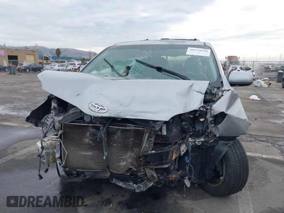 2012 Toyota Sienna XLE with VIN 5TDDK3DC9CS042847, listed as a IAAI auction lot 40970090 with 101,813 mi miles. Bid and sale history available at carsss.com. Image 6.