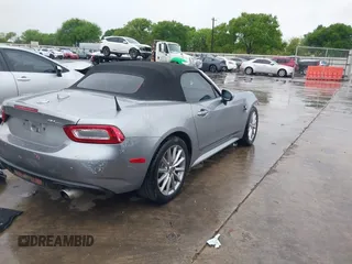 2017 FIAT 124 Spider Lusso z VIN JC1NFAEK2H0130052, wystawiony jako IAAI lot #41910271 z przebiegiem 89 404 mil mil oraz . Historia ofert i sprzedaży dostępna na DreamBid. Obrazek 4.