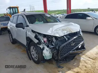 2025 Toyota Corolla Cross L с VIN 7MUAAAAG6SV121933, выставлен на аукционе IAAI как лот 42513335 с пробегом 8 662 миль миль и . История ставок и продаж доступна на DreamBid. Изображение 1.