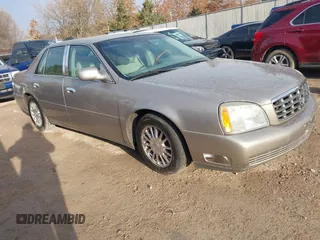 2004 Cadillac DeVille DHS z VIN 1G6KE54YX4U157883, wystawiony jako IAAI lot #41795032 z przebiegiem 209 135 mil mil oraz . Historia ofert i sprzedaży dostępna na DreamBid. Obrazek 1.