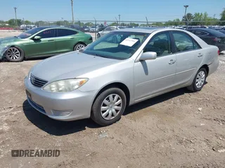 2006 Toyota Camry STD z VIN 4T1BE32K46U725379, wystawiony jako IAAI lot #42247594 z przebiegiem 83 586 mil mil oraz . Historia ofert i sprzedaży dostępna na DreamBid. Obrazek 2.
