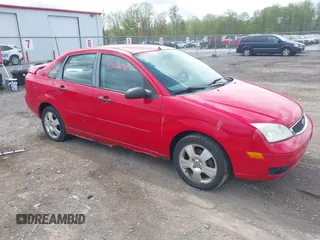 2007 Ford Focus S z VIN 1FAHP34N47W347690, wystawiony jako IAAI lot #42216698 z przebiegiem 147 964 mil mil oraz . Historia ofert i sprzedaży dostępna na DreamBid. Obrazek 1.