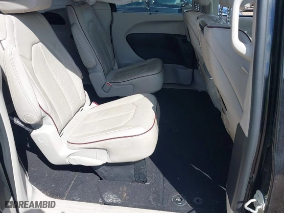 2017 Chrysler Pacifica Limited with VIN 2C4RC1GG5HR812600, listed as a IAAI auction lot 41747528 with 88,810 mi miles. Bid and sale history available at carsss.com. Image 8.