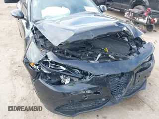 2017 Alfa Romeo Giulia Ti z VIN ZARFAECN7H7541762, wystawiony jako IAAI lot #41549460 z przebiegiem Nie podano mil oraz . Historia ofert i sprzedaży dostępna na DreamBid. Obrazek 6.