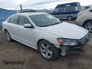 2013 Volkswagen Passat SE z VIN 1VWBP7A34DC150667, wystawiony jako IAAI lot #42006464 z przebiegiem 132 348 mil mil oraz . Historia ofert i sprzedaży dostępna na DreamBid. Obrazek 1.
