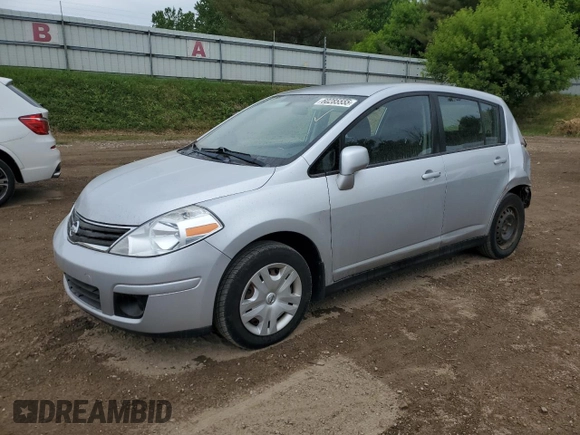 2011 Nissan Versa S z VIN 3N1BC1CP6BL402628, wystawiony jako Copart lot #60285555 z przebiegiem 109 562 mil mil oraz Czysty tytuł • Clean title. Historia ofert i sprzedaży dostępna na DreamBid. Obrazek 1.
