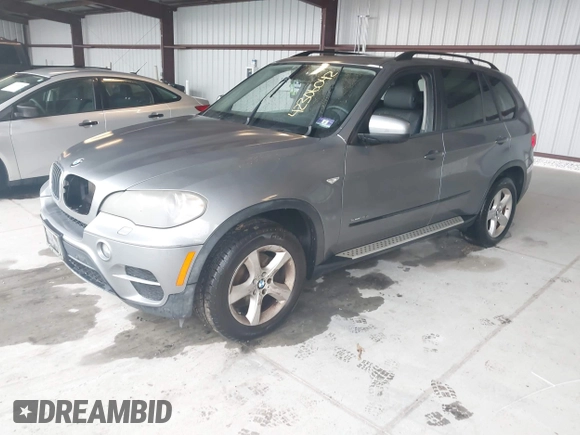 2011 BMW X5 35i z VIN 5UXZV4C50BL402270, wystawiony jako IAAI lot #42306042 z przebiegiem 166 977 mil mil oraz . Historia ofert i sprzedaży dostępna na DreamBid. Obrazek 2.