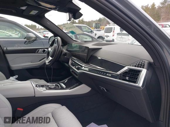2024 BMW X5 xDrive40i z VIN 5UX23EU06R9S09659, wystawiony jako IAAI lot #41444238 z przebiegiem 26 923 mil mil oraz . Historia ofert i sprzedaży dostępna na DreamBid. Obrazek 5.