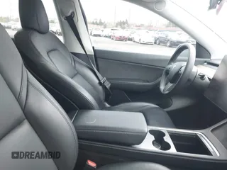 2022 Tesla Model Y Long Range z VIN 7SAYGDEE7NF385207, wystawiony jako IAAI lot #42054449 z przebiegiem 52 834 mil mil oraz . Historia ofert i sprzedaży dostępna na DreamBid. Obrazek 5.