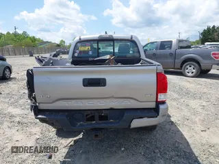 2017 Toyota Tacoma SR5 z VIN 3TMCZ5ANXHM109312, wystawiony jako IAAI lot #42126294 z przebiegiem 82 988 mil mil oraz . Historia ofert i sprzedaży dostępna na DreamBid. Obrazek 17.