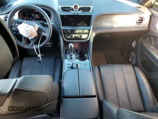2021 Bentley Bentayga V8 z VIN SJAAM2ZV9MC032759, wystawiony jako Copart lot #81136944 z przebiegiem 49 426 mil mil oraz Czysty tytuł • Clean title. Historia ofert i sprzedaży dostępna na DreamBid. Obrazek 8.