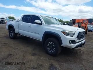 2018 Toyota Tacoma SR5 z VIN 3TMDZ5BN5JM048038, wystawiony jako IAAI lot #42084922 z przebiegiem 79 718 mil mil oraz . Historia ofert i sprzedaży dostępna na DreamBid. Obrazek 1.
