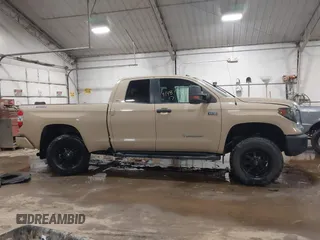 2017 Toyota Tundra SR z VIN 5TFUY5F19HX583033, wystawiony jako IAAI lot #41484920 z przebiegiem 112 206 mil mil oraz . Historia ofert i sprzedaży dostępna na DreamBid. Obrazek 13.