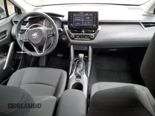 2022 Toyota Corolla Cross LE с VIN 7MUBAABG2NV037163, выставлен на аукционе Copart как лот 53653215 с пробегом 23 400 миль миль и Списание • Salvage title. История ставок и продаж доступна на DreamBid. Изображение 8.