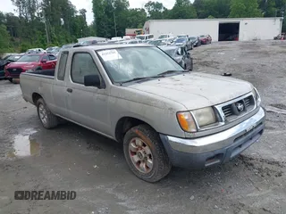 1998 Nissan Frontier XE z VIN 1N6DD26S6WC353583, wystawiony jako IAAI lot #42253701 z przebiegiem Nie podano mil oraz . Historia ofert i sprzedaży dostępna na DreamBid. Obrazek 1.