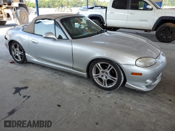 2004 Mazda MX-5 Miata LS z VIN JM1NB353X40404238, wystawiony jako Copart lot #61601895 z przebiegiem 110 549 mil mil oraz Szkoda całkowita • Salvage title. Historia ofert i sprzedaży dostępna na DreamBid. Obrazek 4.