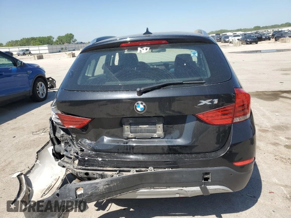 2015 BMW X1 xDrive28i z VIN WBAVL1C59FVY32553, wystawiony jako Copart lot #56513435 z przebiegiem 131 831 mil mil oraz Szkoda całkowita • Salvage title. Historia ofert i sprzedaży dostępna na DreamBid. Obrazek 6.