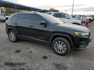 2020 Jeep Cherokee Latitude with VIN 1C4PJMCBXLD555020, listed as a Copart auction lot 87335284 with 137,121 mi miles and Salvage Title. Bid and sale history available at carsss.com. Image 4.