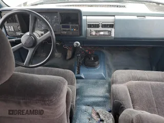 1989 GMC Sierra 2500 z VIN 1GTGK24K8KE532683, wystawiony jako Copart lot #51434114 z przebiegiem 79 134 mil mil oraz Szkody całkowita. Historia ofert i sprzedaży dostępna na DreamBid. Obrazek 8.