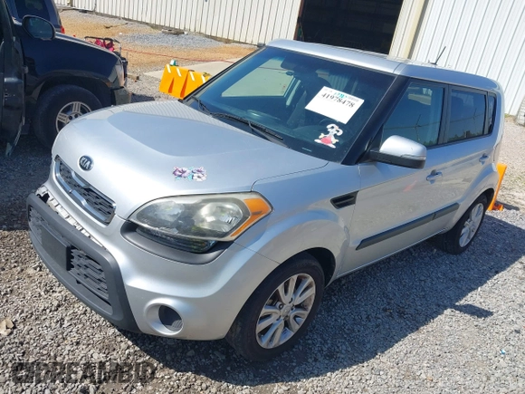 2013 Kia Soul + z VIN KNDJT2A69D7558159, wystawiony jako IAAI lot #41978478 z przebiegiem 223 717 mil mil oraz . Historia ofert i sprzedaży dostępna na DreamBid. Obrazek 17.