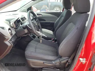 2014 Chevrolet Sonic LT z VIN 1G1JC5SH9E4173410, wystawiony jako Copart lot #55698145 z przebiegiem 97 106 mil mil oraz Nie do naprawy. Historia ofert i sprzedaży dostępna na DreamBid. Obrazek 7.