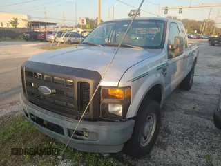 2010 Ford F-250 XL z VIN 1FTSX2B51AEA77375, wystawiony jako Copart lot #44066945 z przebiegiem 128 913 mil mil oraz Tytuł czysty. Historia ofert i sprzedaży dostępna na DreamBid. Obrazek 2.
