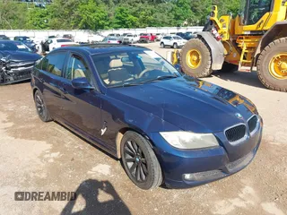2011 BMW 3 Series 328i z VIN WBAPH7G5XBNN02082, wystawiony jako IAAI lot #41988349 z przebiegiem 142 190 mil mil oraz . Historia ofert i sprzedaży dostępna na DreamBid. Obrazek 1.