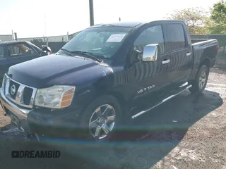 2007 Nissan Titan SE z VIN 1N6BA07B77N214250, wystawiony jako IAAI lot #42142029 z przebiegiem 184 575 mil mil oraz . Historia ofert i sprzedaży dostępna na DreamBid. Obrazek 2.