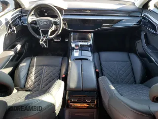 2023 Audi S8 z VIN WAULSAF85PN000614, wystawiony jako Copart lot #84752864 z przebiegiem 20 079 mil mil oraz Szkoda całkowita • Salvage title. Historia ofert i sprzedaży dostępna na DreamBid. Obrazek 8.