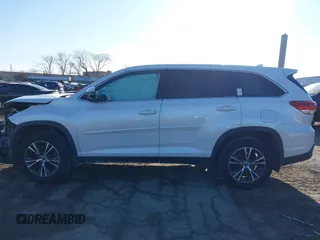 2019 Toyota Highlander LE z VIN 5TDBZRFH7KS964417, wystawiony jako IAAI lot #41443114 z przebiegiem 130 001 mil mil oraz . Historia ofert i sprzedaży dostępna na DreamBid. Obrazek 13.