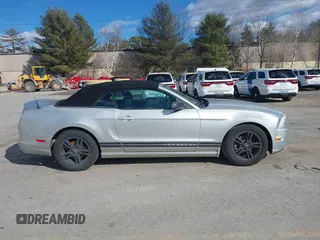 2013 Ford Mustang V6 z VIN 1ZVBP8EMXD5242038, wystawiony jako IAAI lot #41744352 z przebiegiem 167 227 mil mil oraz . Historia ofert i sprzedaży dostępna na DreamBid. Obrazek 13.