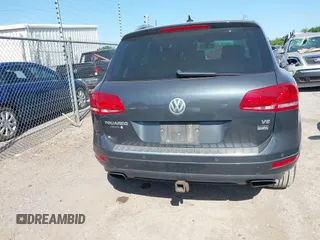 2012 Volkswagen Touareg Sport z VIN WVGFF9BP3CD003376, wystawiony jako IAAI lot #42249714 z przebiegiem 248 635 mil mil oraz . Historia ofert i sprzedaży dostępna na DreamBid. Obrazek 16.