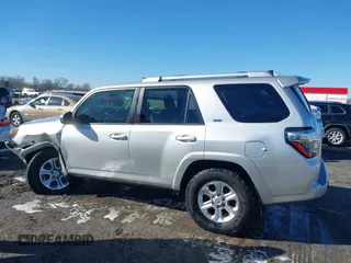 2018 Toyota 4Runner SR5 z VIN JTEBU5JR0J5534168, wystawiony jako IAAI lot #41388835 z przebiegiem 76 064 mil mil oraz . Historia ofert i sprzedaży dostępna na DreamBid. Obrazek 14.