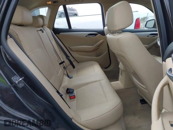 2015 BMW X1 sDrive28i z VIN WBAVM1C52FVW56961, wystawiony jako IAAI lot #42053931 z przebiegiem 97 648 mil mil oraz . Historia ofert i sprzedaży dostępna na DreamBid. Obrazek 8.